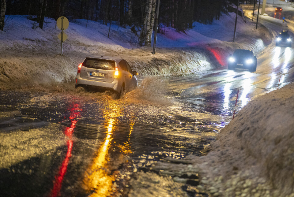 INNSJØ: I Konnerudgata ved Djupdalen har det samlet seg en innsjø mellom brøytekantene som byr på utfordringer.