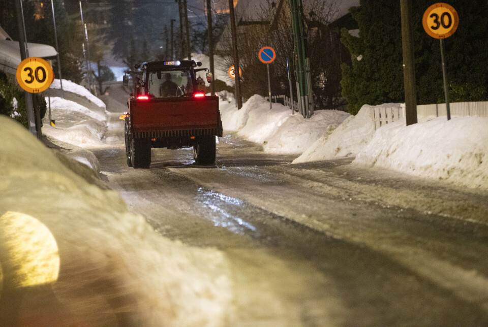 STRØING: Alt av tilgjengelige mannskaper er ute for salting og strøing, her fra Danvik ned mot Marienlyst.