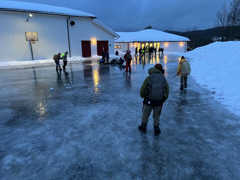 SKØYTEBANE: I skolegården på Vestbygda var det ikke lett å holde seg på beina mandag morgen, men heldigvis var ikke strøbilen langt unna.