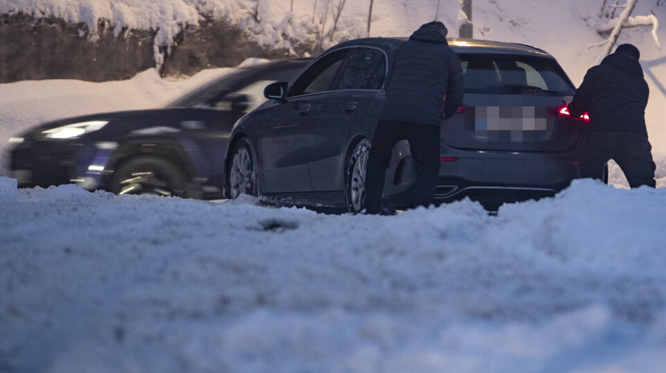 FJELL: Bil stod fast i krysset Austadveien/Lauritz Hervigs vei, og kom seg etter hvert løs med dyttehjelp.