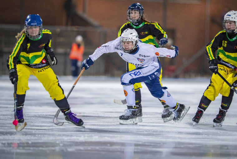 FIKK BANK: Lene Aamodt (i midten) og Drammen tapte 5-1 for NTNUI hjemme på Marienlyst søndag. Solberg imponerte og slo samme lag 5-3 på fredag.