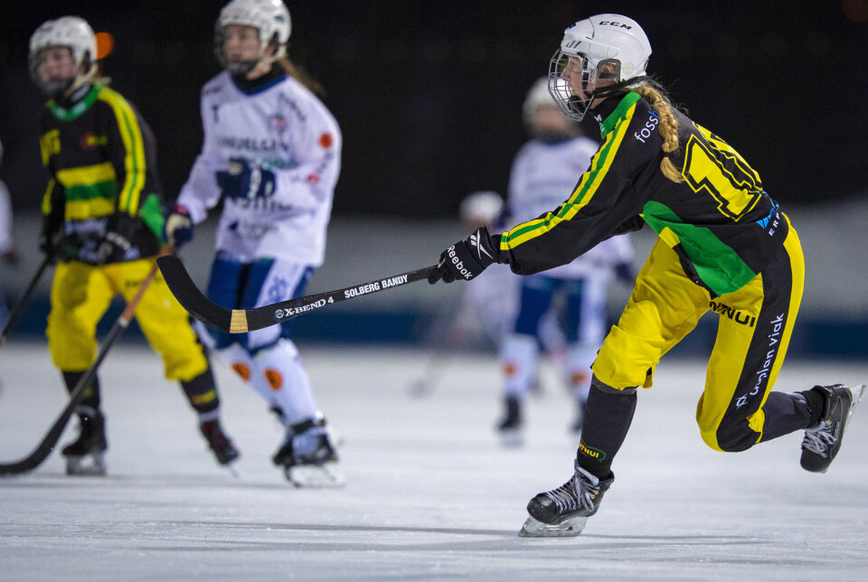 SOLBERG BANDY: En titt på kølla til Eline Martens avslører hvor jenta egentlig hører hjemme.