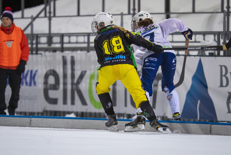 NESTEN LOKALOPPGJØR: NTNUI's Eline Martens (nr. 18) fra Solbergelva sender landslagsvenninne Lene Aamodt fra Drammen en tur over vantet i en duell.