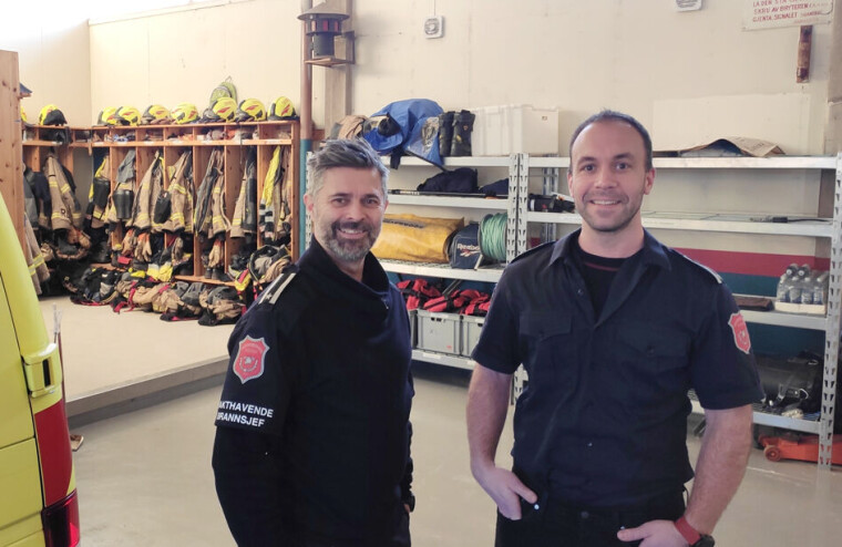 Calle Varfjell (t.v.) og Andreas Hildonen ønsker seg en ny brannstasjon og et øvingsfelt i Hokksund raskest mulig.