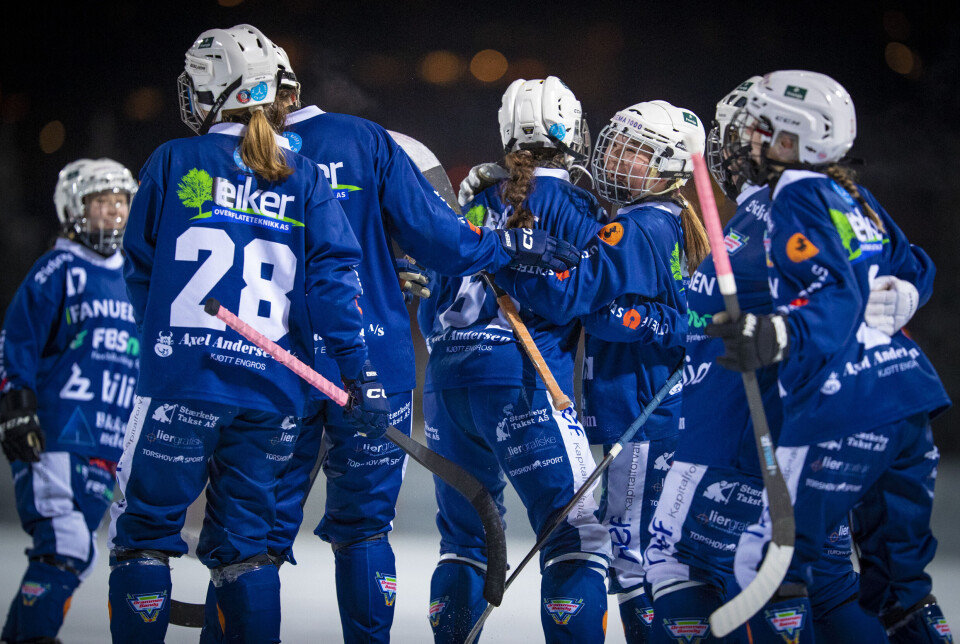 Maja Muri gratuleres av lagvenninnene for scoring etter målgivende pasning fra Hannah Martine Thim-Nordby