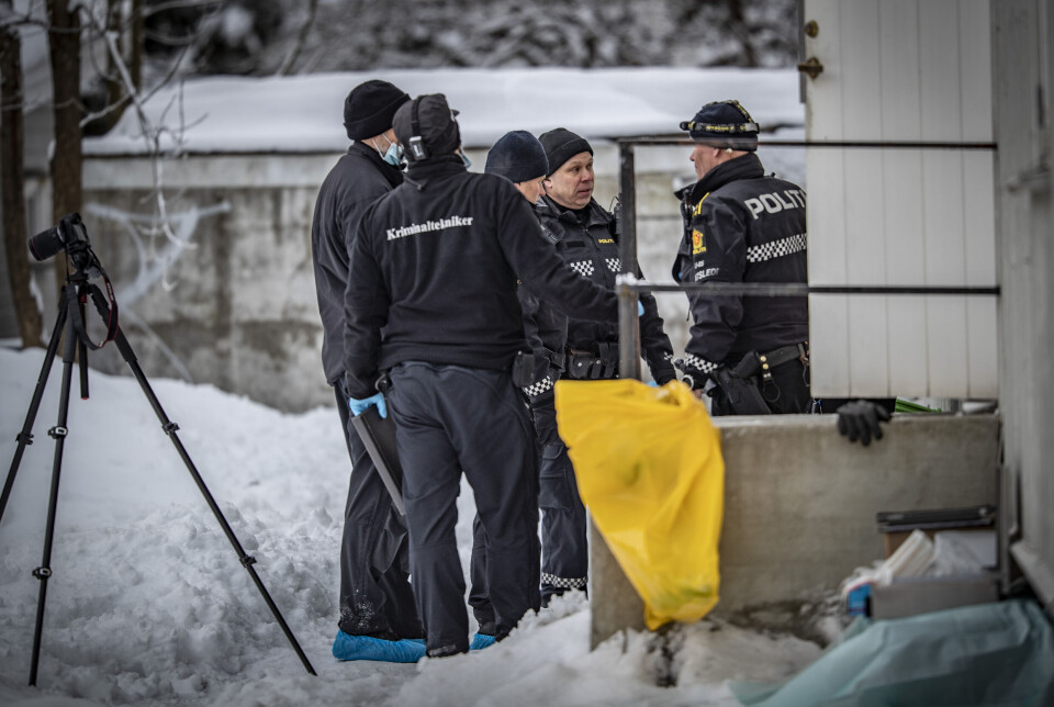 Krimteknikere er på plass ved adressen for åstedsundersøkelser.