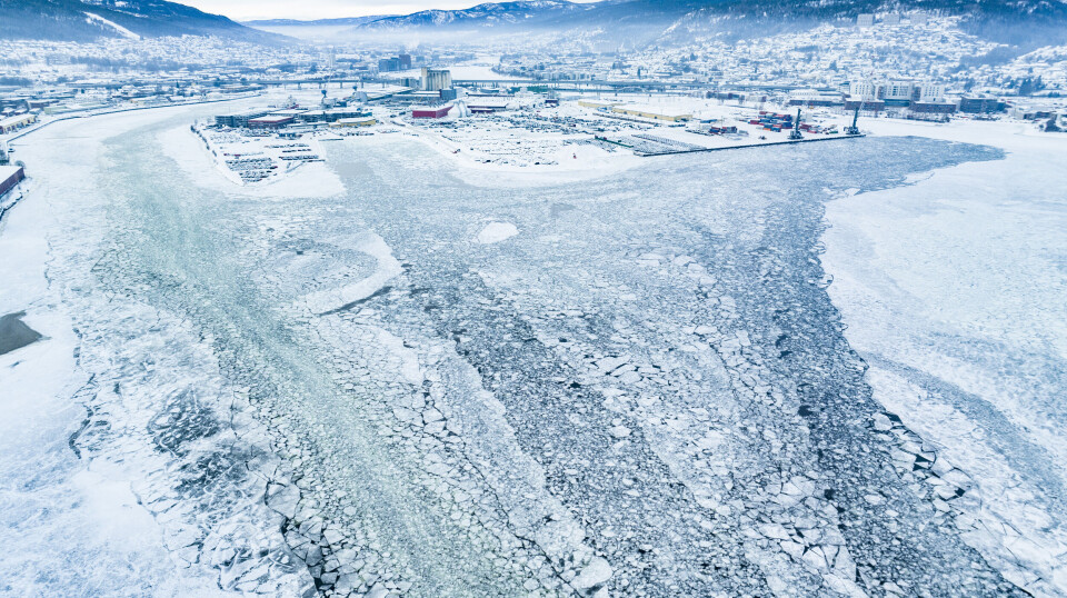 ISLAGT FJORD OG ELV: Drammen i januar.