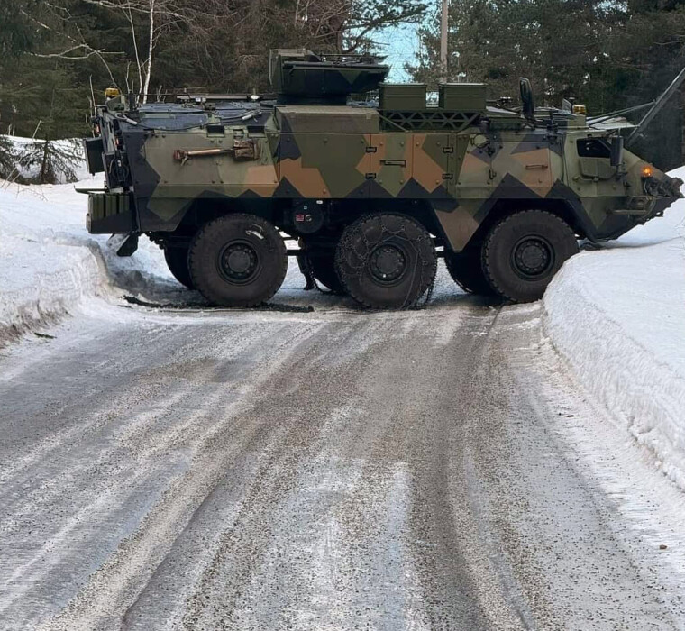 TANKS PÅ TVERS: Her doningen fast og skapte kø i begge retninger tirsdag, mens det ble lagt på kjetting.