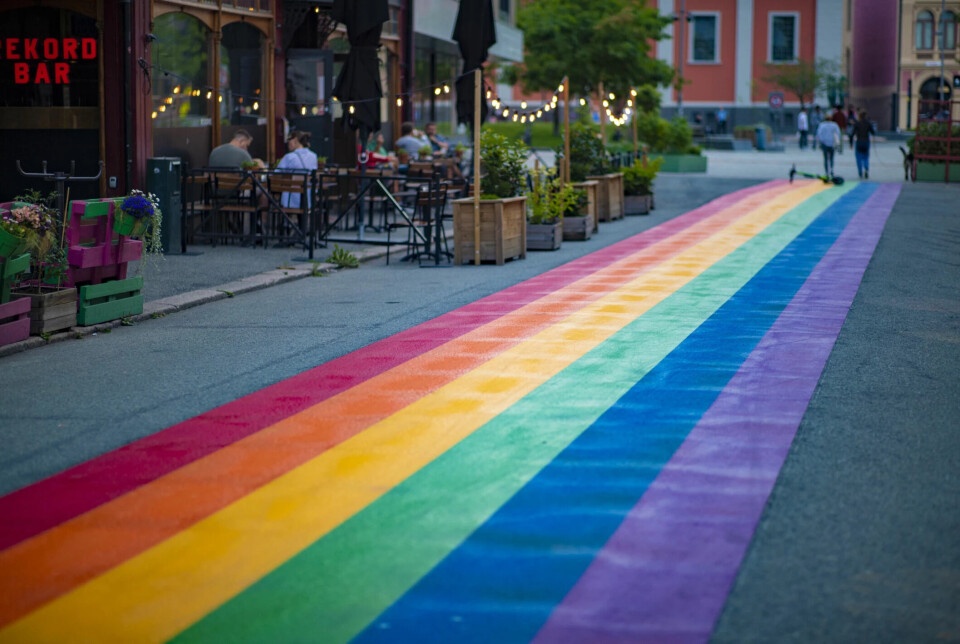DRAMMEN: Slik så pride-gata på Strømsø ut da den var nylagt. Timer senere ble den sabotert - og er senere blitt ødelagt av brøyting.