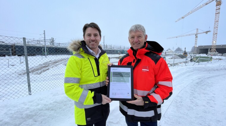 BEVISET: Martin Rosenlund fra Bane NOR og Øivind Larsen fra Veidekke med BREEAM-sertifikatet.