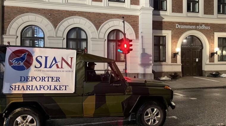 BESKJEDEN MOTDEMONSTRASJON: SIAN-leder Lars Thorsen hadde også møtt opp i Drammen med sin lett gjenkjennelige jeep, men holdt seg i bakgrunnen med et visuelt budskap nedenfor rådhuset.