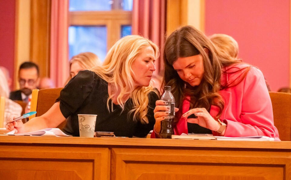 Arbeiderpartiets toppkandidater, her ved Monica Myrvold-Berg og Lina Strandbråten, har blitt usynlige i den politiske debatten i Drammen, mener DRM24's politiske kommentator
