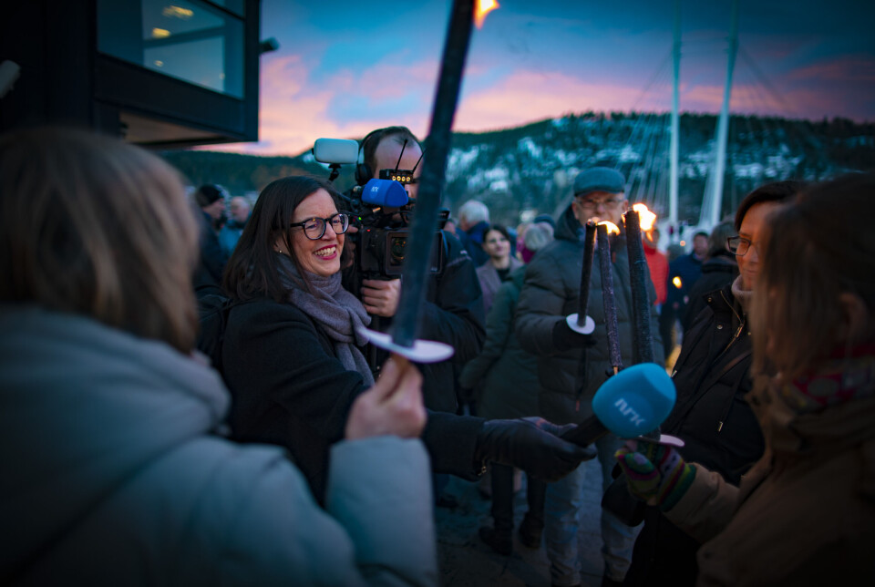 NRK Buskerud-reporter Caroline Bekkelund Hauge intervjuet folk på direkten for Dagsrevyen