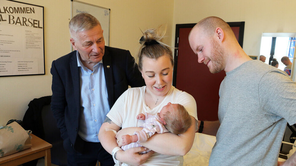 Mandag formiddag fikk nyfødte Tallak, mamma Stine-Marie Kjeksrud Myklemyr (31) og Simen Myklemyr Kjeksrud (29) besøk av fylkesordfører Tore Opdal Hansen på fødeavdelingen på Drammen sykehus.