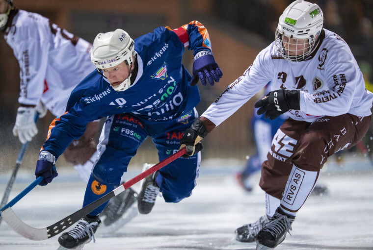 Drammen-kaptein Even «gjedda i sivet» Thiseth scoret hattrick, her i duell med Mjøndalens Tor Erling Tveter.