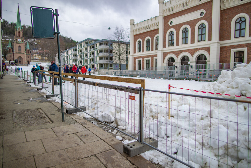 BEDRE PLASS TIL PUBLIKUM: Her har publikum måtte stå i en oppoverbakke av snø tidligere, nå kan de stå på flatmark.