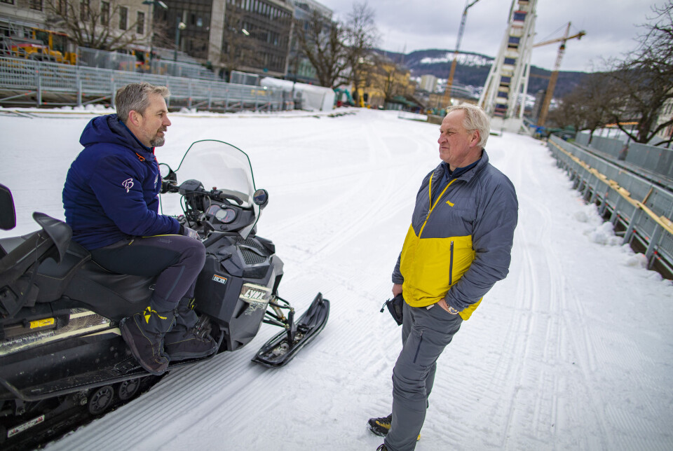 Løype/riggesjef Henning Kleven med ordfører Kjell Arne Hermansen som deltok under dugnaden med rigging av gjerder i helga. Sistnevnte stiller forøvrig til start i «ordfører-laget» under Næringstafetten mandag med ordfører-kollegaer fra Lier og Asker.
