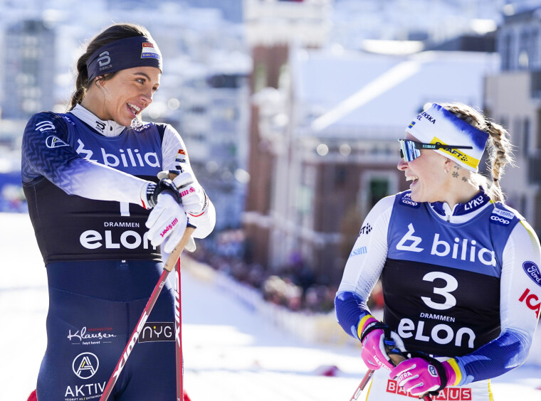 Jonna Sundling til venstre i bildet ble nummer to på skisprinten i fjor bak Kristine Stavås Skistad. I år har hun meldt forfall.
