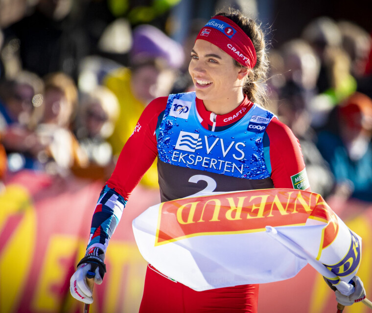 ÆRESRUNDE: Kristine Stavås Skistad tok med seg et Konnerud-flagget og mottok hyllesten fra flere tusen publikummere etter seieren.