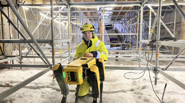 Robothunden NiCCi jobber på jernbaneprosjektet i Drammen