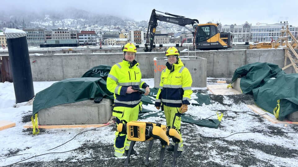 Robothunden NiCCi jobber på jernbaneprosjektet i Drammen