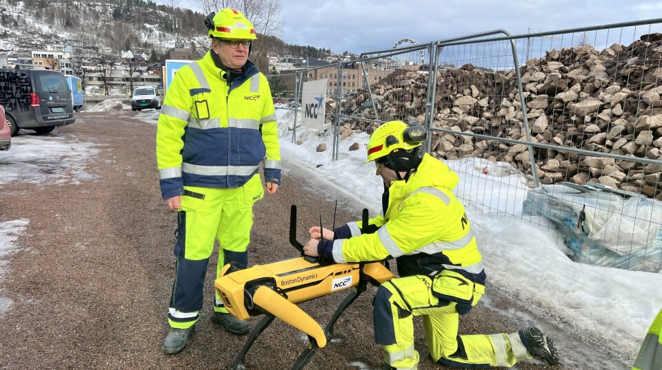 Robothunden NiCCi jobber på jernbaneprosjektet i Drammen