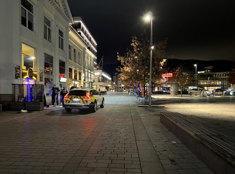 ØKT PATRULJERING: En politipatrulje kontrollerer ungdommer på Strømsø Torg i høst etter en periode med økt fokus på kniv-visitasjoner i området.