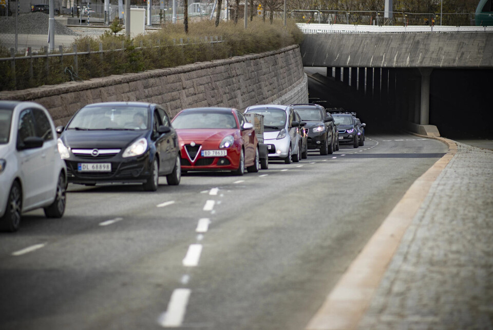 KONTROLL I KOLLEKTIVFELT: 12 bilister ble bøtelagt for kjøring i kollektivfeltet i Kreftings gate torsdag ettermiddag.