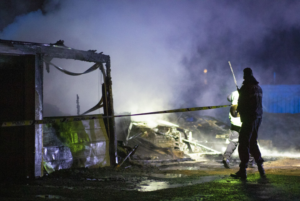 Fire biler utbrent i totalskadd garasjerekke