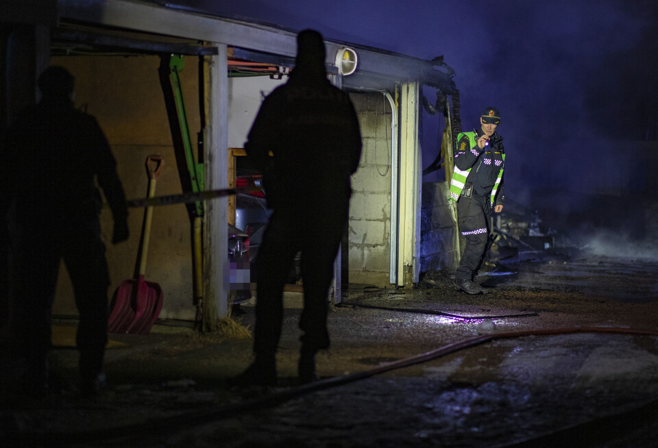 Fire biler utbrent i totalskadd garasjerekke