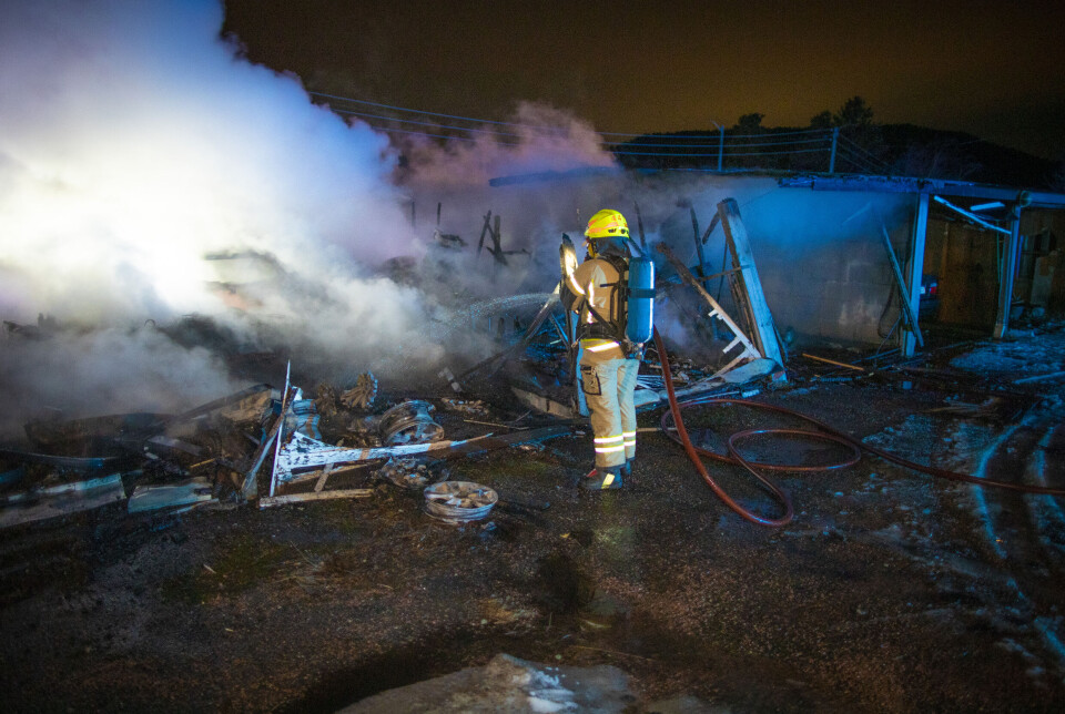 Fire biler utbrent i totalskadd garasjerekke