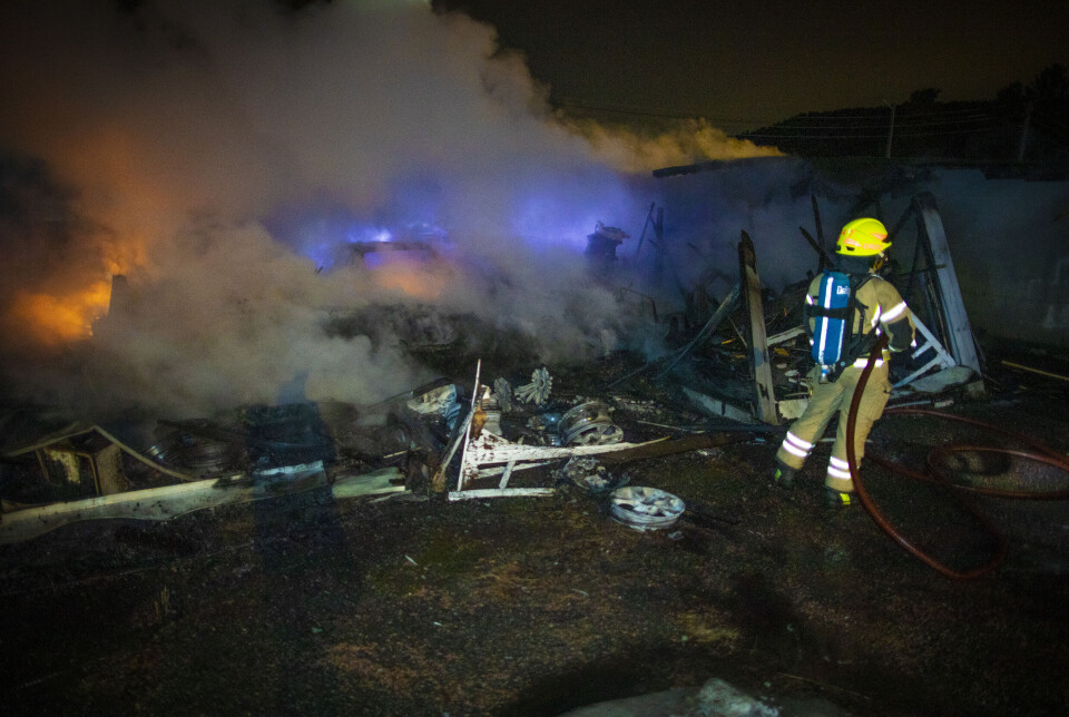 Fire biler utbrent i totalskadd garasjerekke