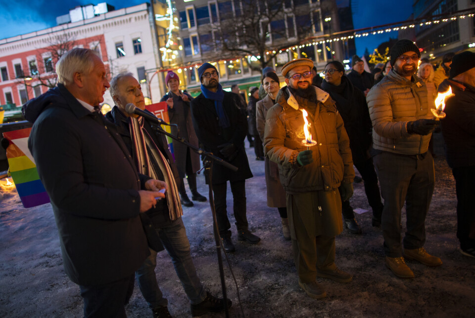 FRA RÅDHUSET TIL FAKKELTOG: Ordfører Kjell Arne Hermansen og Høyre stilte opp i fakkeltoget initiert av opposisjonspartiene på bakgrunn av det famøse flyktningevedtaket, som foreløpig har toppet en turbulent periode i det politiske sirkuset i Drammen.