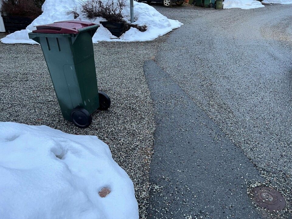 MALPLASSERT: Slik står mange avfallsbeholdere plassert på Konnerud.