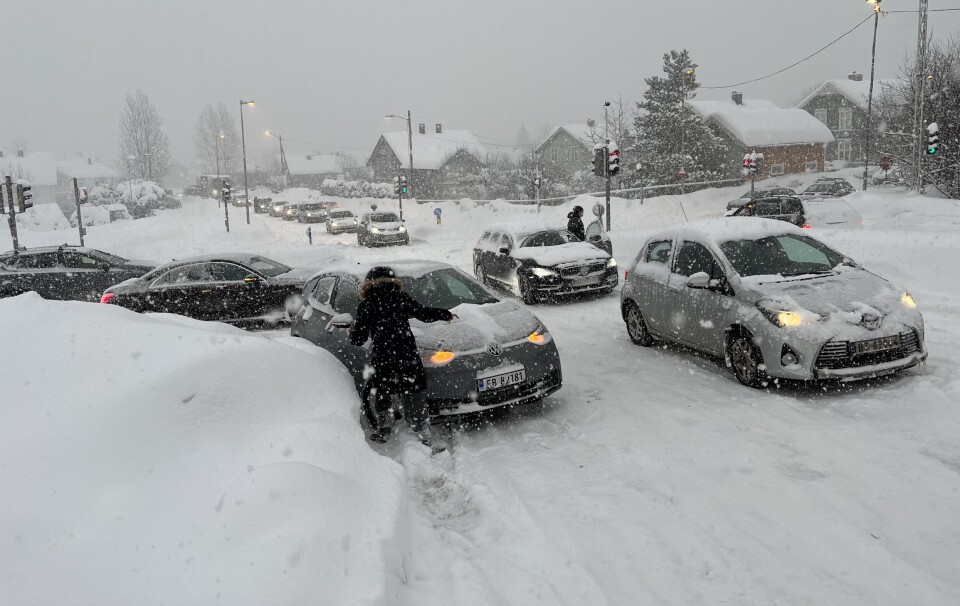 SISTE KRAMPETREKNING? Her fra snøkaos tidligere i vinter. Nå kan du måtte finne fram snøskuffa på nytt.