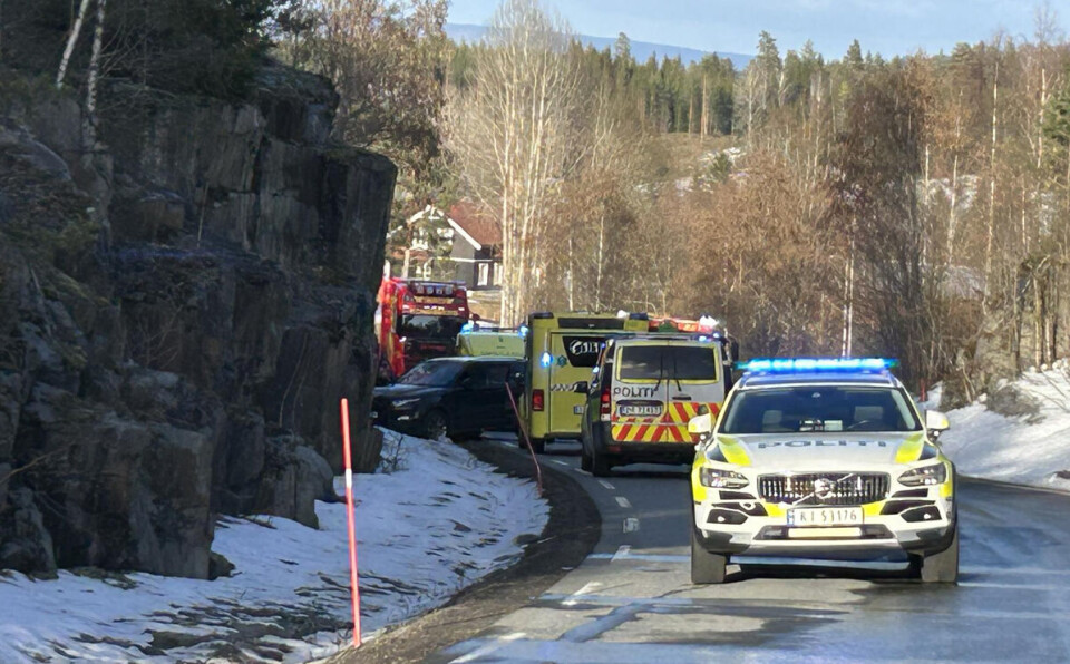 To til sykehus etter krasj i fjellvegg