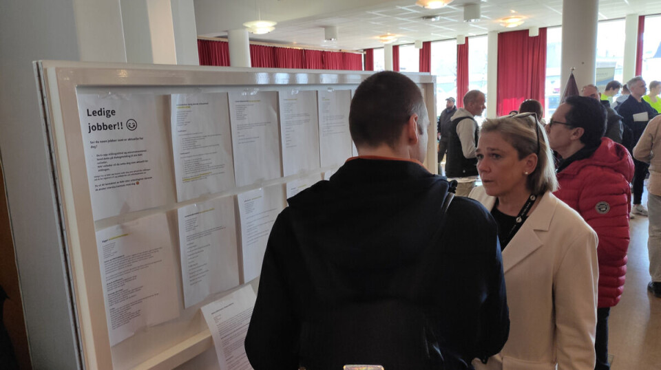 Tavla over ledige jobber ble studert nøye av mange og Nav sine folk var med for å forklare hva de ulike jobbene gikk ut på og hvilke kvalifikasjoner som krevdes.