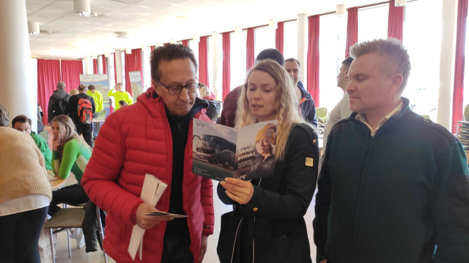 Ole Johnny Odden og Marina Vanichkina i Vy trenger nye sjåfører til bussene og tok gjerne imot søknader fra både kvinner og menn, som her med Rachid El Hasnaovi. Ifølge Ole Johnny er det en forholdsvis høy gjennomsnittsalder blant sjåførene i Eiker-området og de må erstattes etter hvert. Språket er den største hindringen for å kunne får jobb også her.