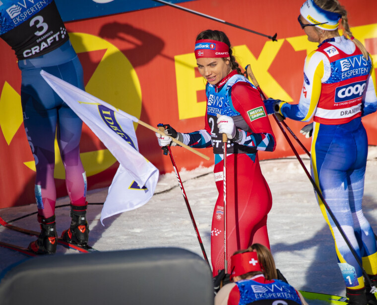 Kristine Stavås Skistad (25) med Konnerud-flagget etter skisprint-seieren i Drammen.