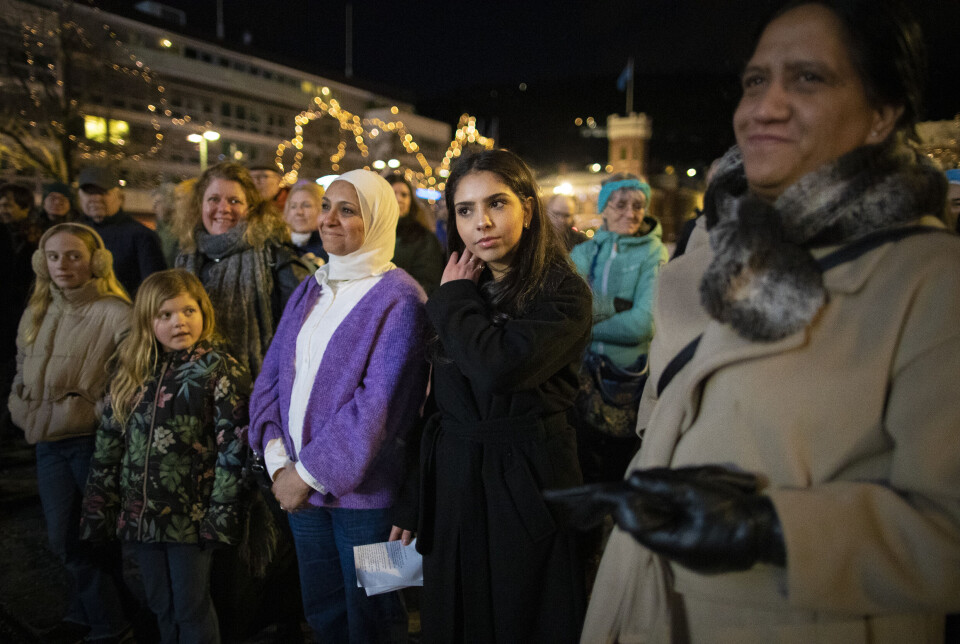 TALTE PÅ TORGET: Vinterens heteste politiske stridstema i Drammen kulminerte med fakkeltog og appeller på Bragernes Torg, her ved leder av ungdomsrådet Ronja Bajalan (midten), som fikk varm applaus for klar tale om ungdommens syn i flyktningesaken.