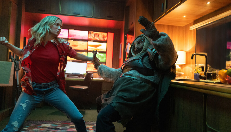 En statist forkledd som et romvesen blir litt for innpåsliten