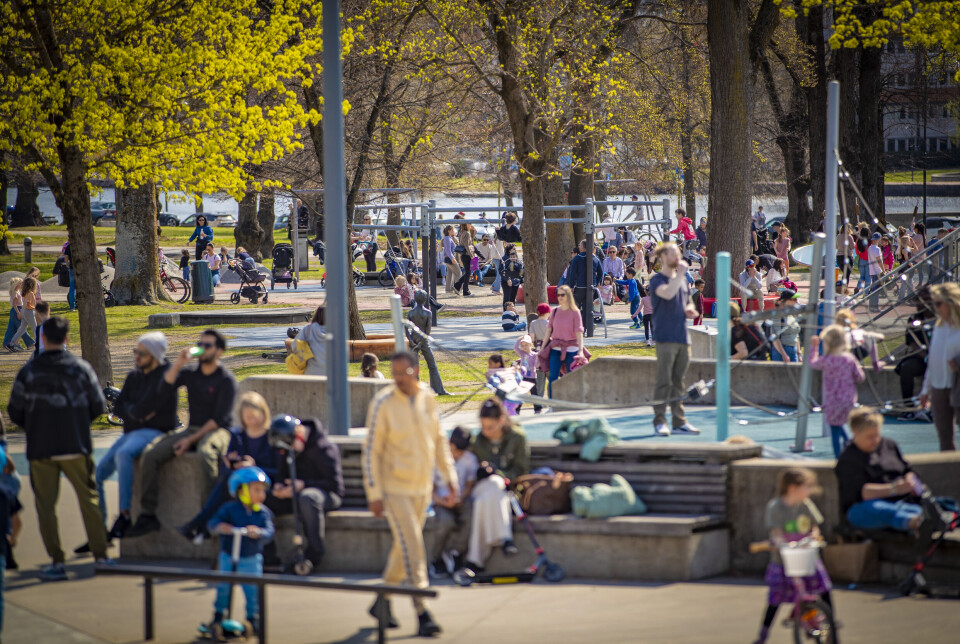VARM 1. MAI: Allerede på månedens første dag var det sommerdag med 22 grader i Drammen, her fra Byparken.