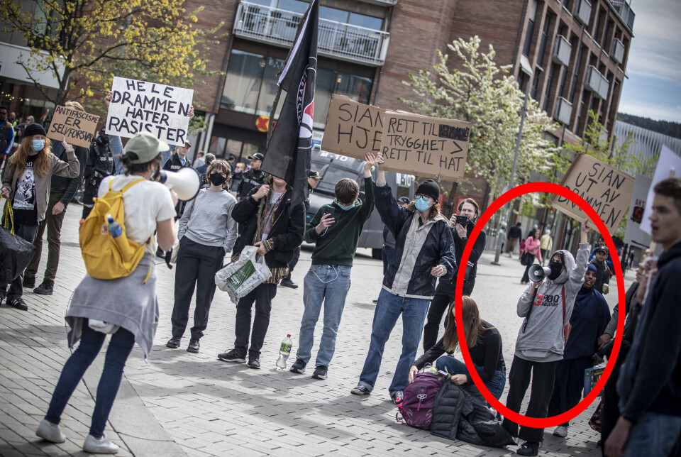 AKTIVIST: Amrit Kaur har deltatt på en rekke demonstrasjoner og aksjoner, her i Drammen i 2022 sammen med Antifa (Antifascistisk aksjon), en gruppering som knyttes til vold og sabotasje. Fredag ble hun kastet på glattcelle i Oslo etter en aksjon utenfor Norges Bank.