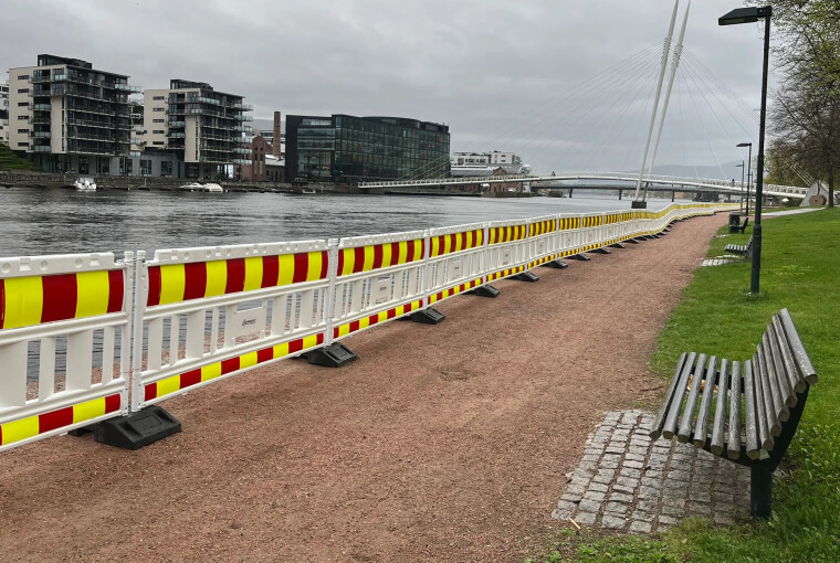 Det er satt opp sperringer langs turveien for å unngå at muren skal rase ut nedstrøms Ypsilon.