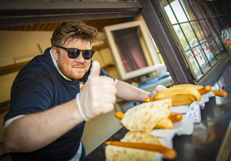 MANNEN I LUKA: Pølsegeneral Jørgen Styrmoe kunne vende tommelen opp for suksess da dagen var omme.