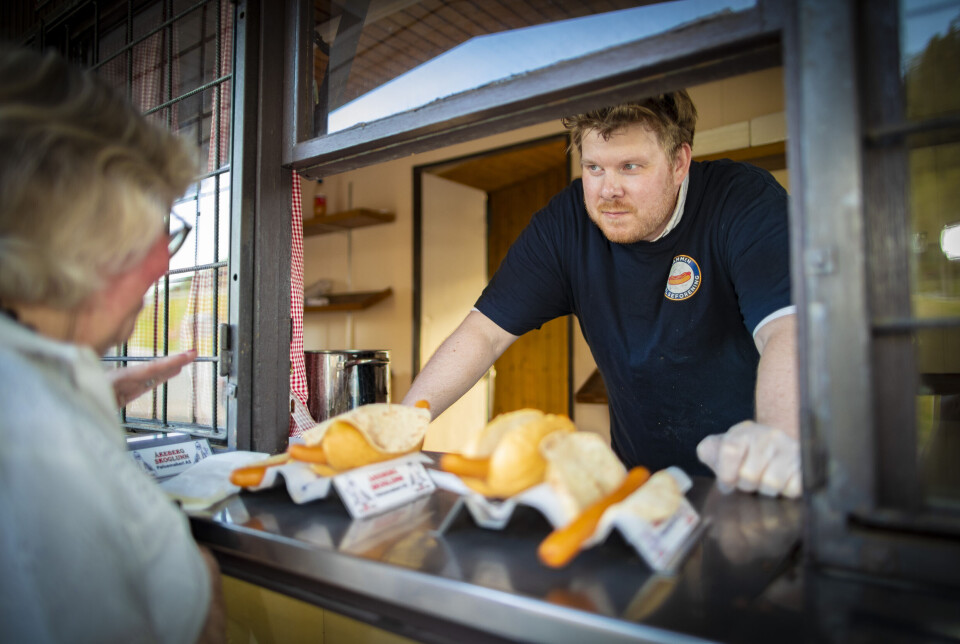 Pølseforeningens muntre mann ekspederte kunder på løpende bånd lørdag.