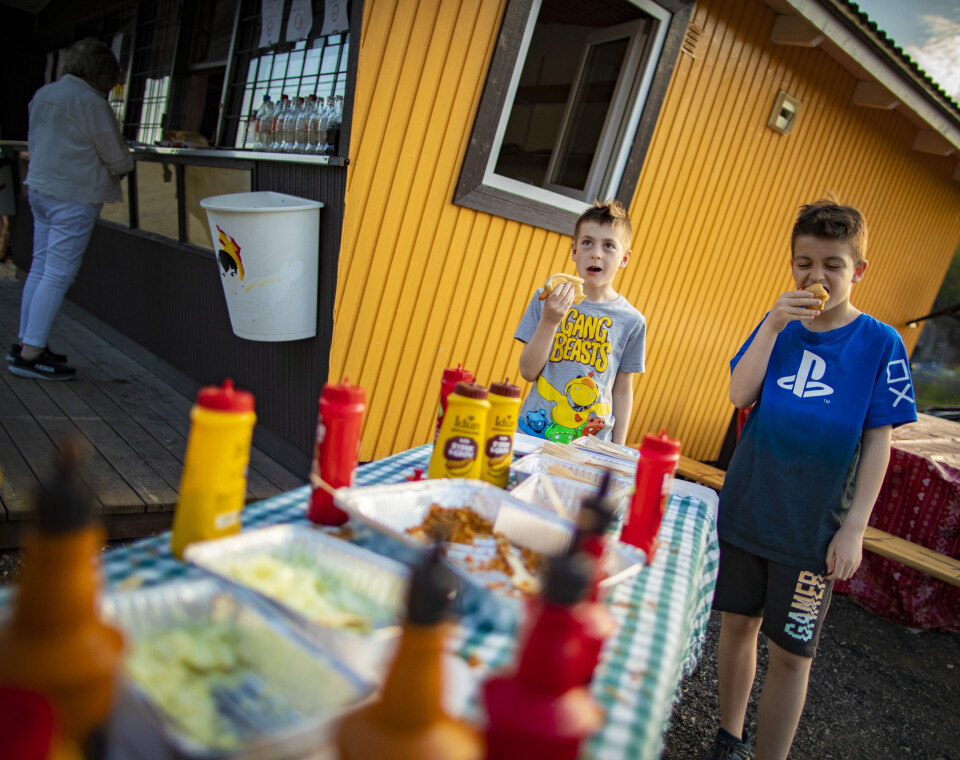 Jacob (8) og Oscar (10) fikk smake livets første - og muligens siste, Dalen-pølse - en pølsehistorisk opplevelse rikere. Og det var ingen ting å utsette på smaken, skal vi tro de to unge pølsekjennerne.