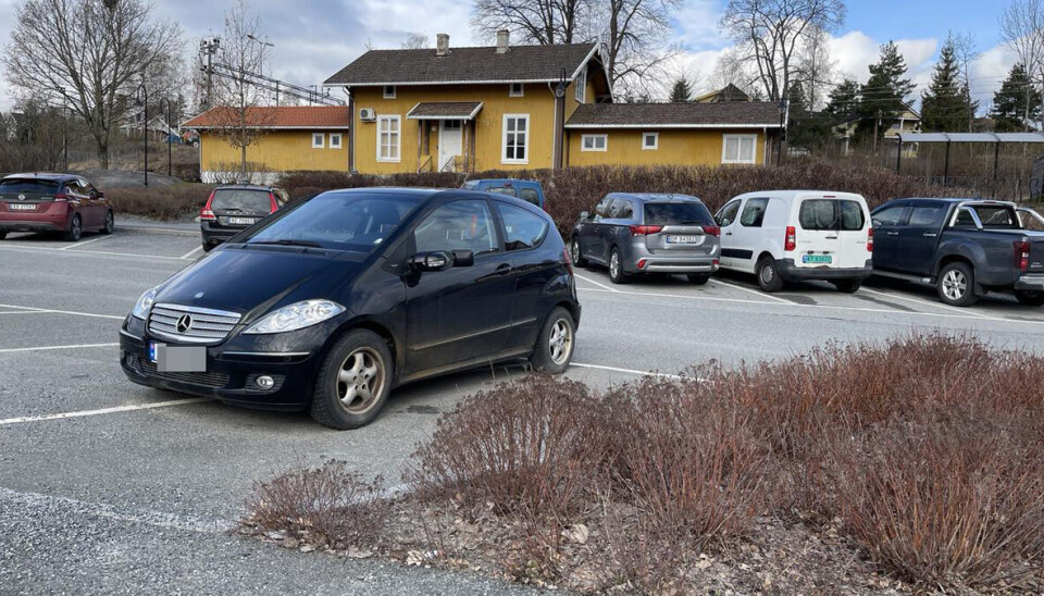 Nå er problembilen på Darbu stasjon endelig fjernet