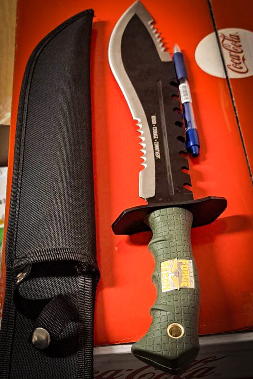 STORT SKADEPOTENSIALE: En så stor kniv med mottakere på begge sider hører trolig ikke hjemme andre steder enn i krig.