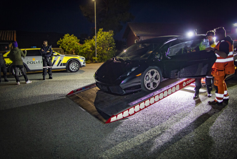 HER ENDTE FERDEN: Her har politiet akkurat rygget Lamborghinien opp på lasteplanet til Viking.